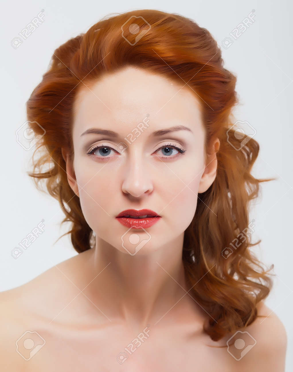 美しい女性の顔に触れるきれい肌 赤い毛 赤い爪 ホワイトは バック グラウンドを分離しました の写真素材 画像素材 Image