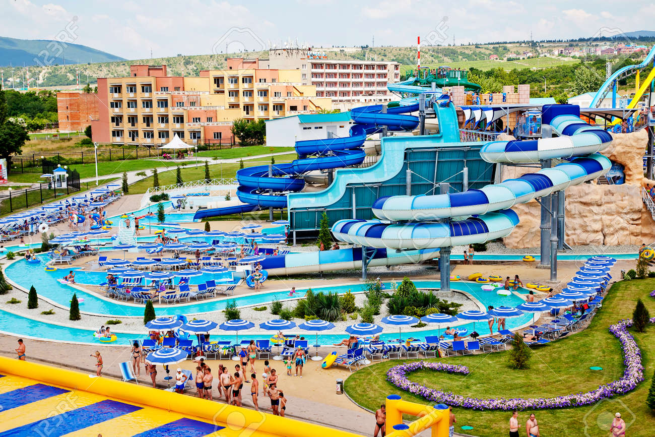 Gelendzhik Russia June 6 18 Zolotaya Bukhta Water Park In The Resort Of Gelendzhik Black Sea Water Slides Rides And Entertainment の写真素材 画像素材 Image