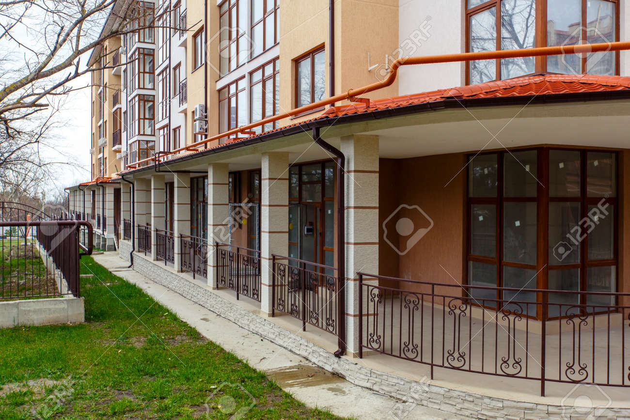 Terrace With Commercial Premises On The First Floor Of A New Multi Storey Residential Building Lizenzfreie Fotos Bilder Und Stock Fotografie Image 149501824