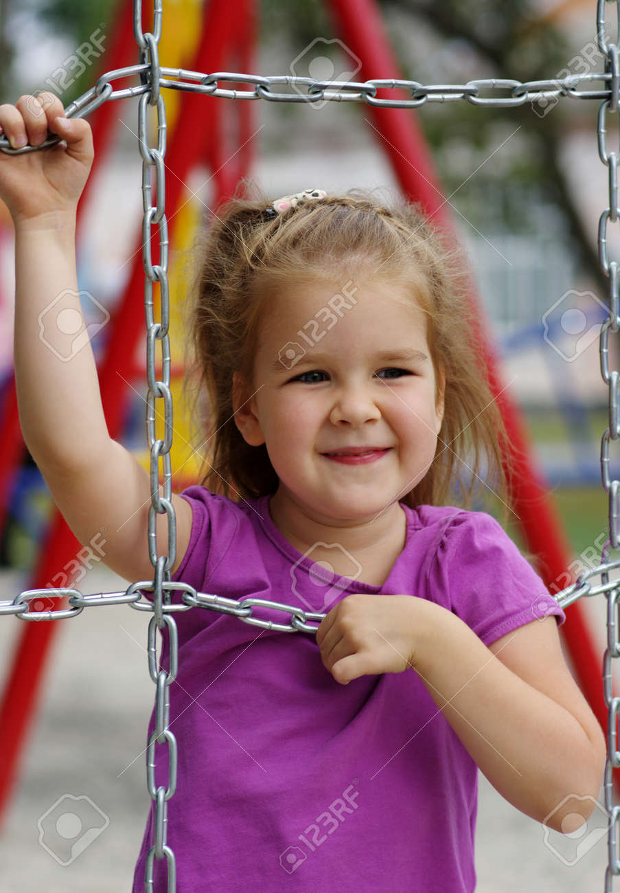 遊び場の女の子 屋外で遊んで幸せな笑顔の子 の写真素材 画像素材 Image