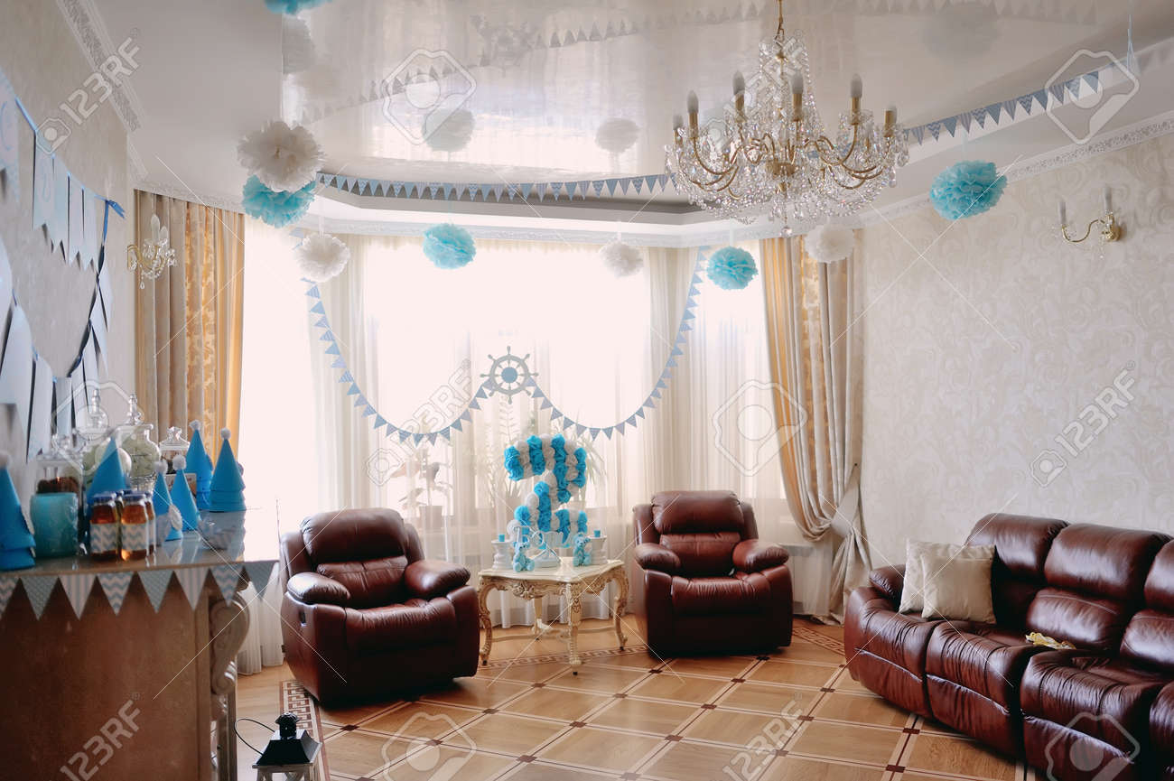 白と青の色の装飾の装飾お祝い部屋 の写真素材・画像素材. Image 26143732.
