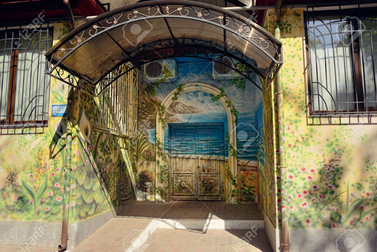 家の玄関の壁に絵を描いた の写真素材 画像素材 Image