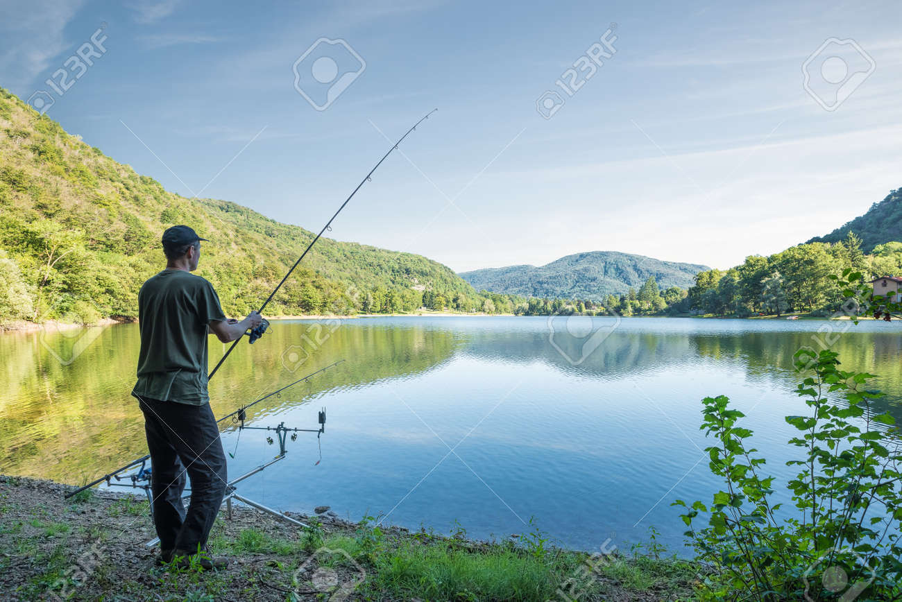釣りの冒険 漁師は魚を捕まえるを待つ の写真素材 画像素材 Image