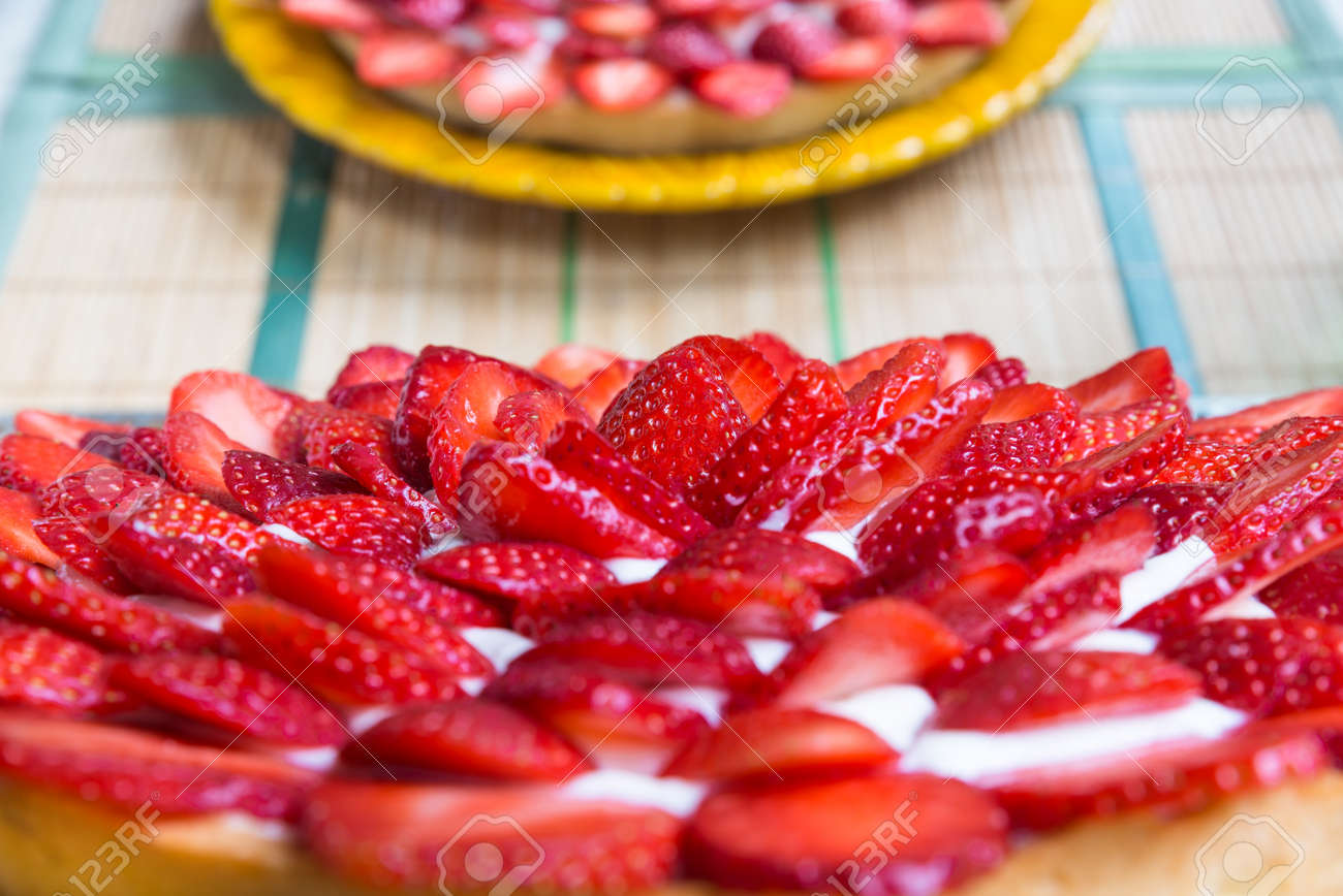 Torta De Morango Torta Caseira Com Pedacos Inteiros De Morangos E Creme De Chantilly Fotos Retratos Imagenes Y Fotografia De Archivo Libres De Derecho Image 93513496