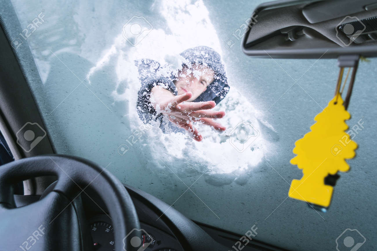 彼の車のフロントガラスに雪を掃除する男 車内からの眺め の写真素材 画像素材 Image 彼の車のフロントガラスに雪を掃除する男 車内からの眺め の写真素材 画像素材 Image