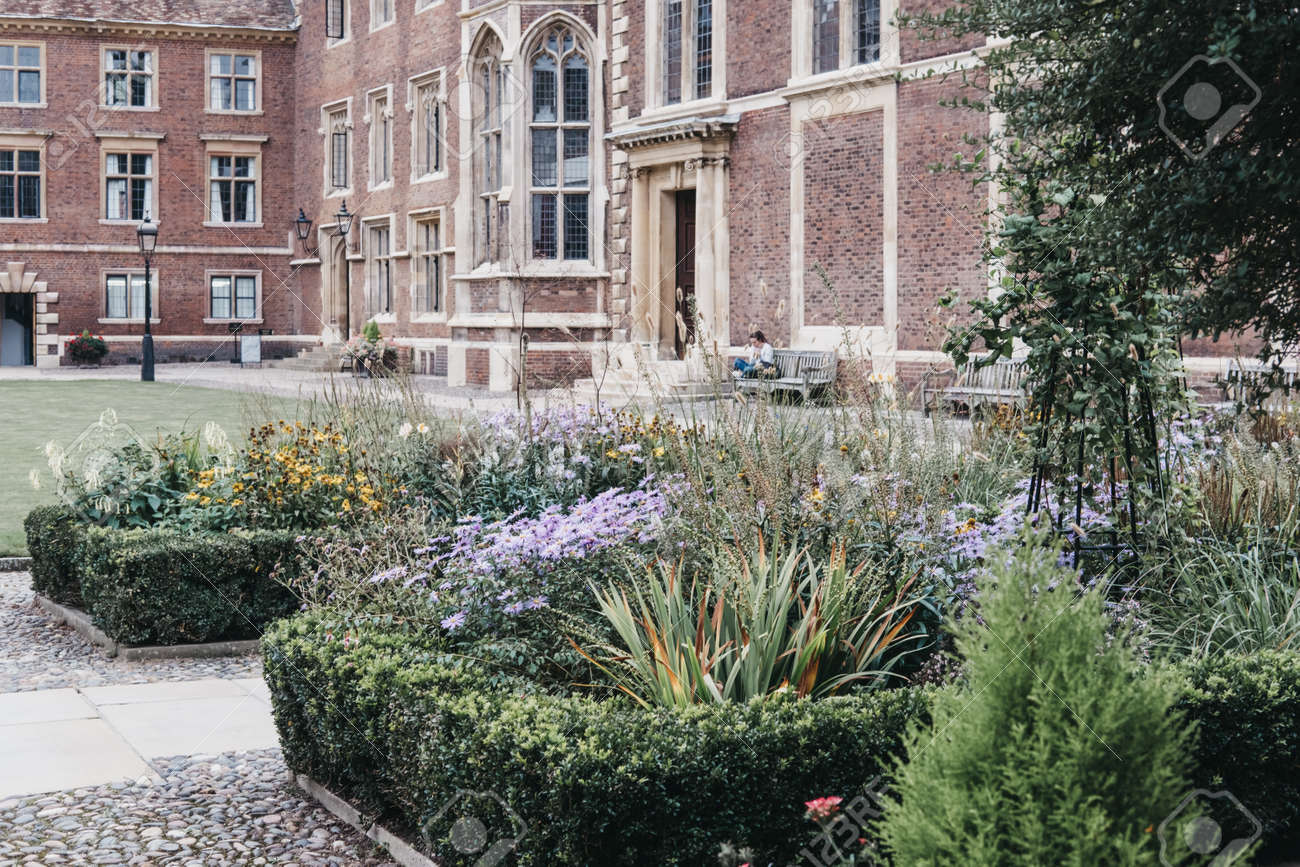 学生はケンブリッジ大学の庭でおくつろぎください ケンブリッジは英語を話す世界で 2 番目に古い大学です の写真素材 画像素材 Image 学生はケンブリッジ大学の庭でおくつろぎください ケンブリッジは英語を話す世界で 2 番目に古い大学です の写真素材 画像素材 Image