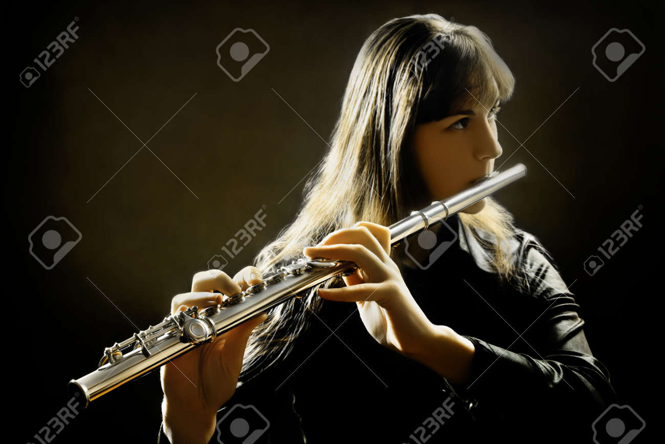 フルート演奏楽器奏者 古典的なオーケストラの音楽家 焦点は 計測器の手 の写真素材 画像素材 Image