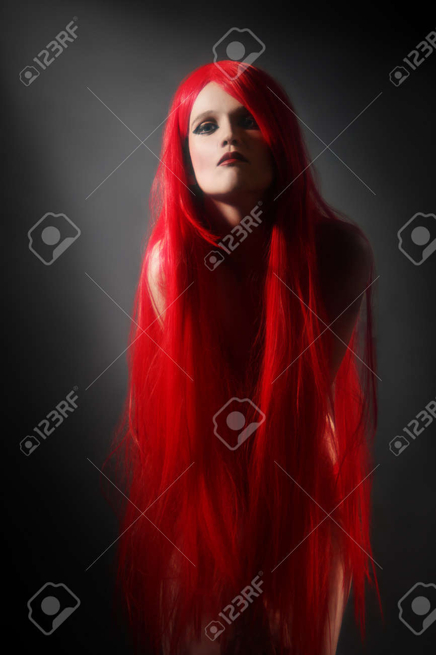 赤髪のセクシーな女性の髪型エレガントな官能的なファッション モデル の写真素材 画像素材 Image