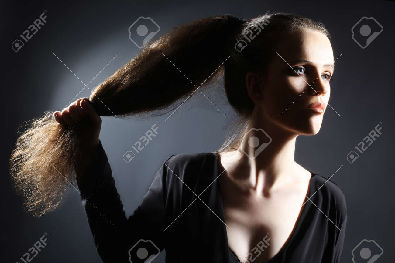 Femme Avec La Coiffure Longue Queue De Cheval De Cheveux Jeune Modèle élégant