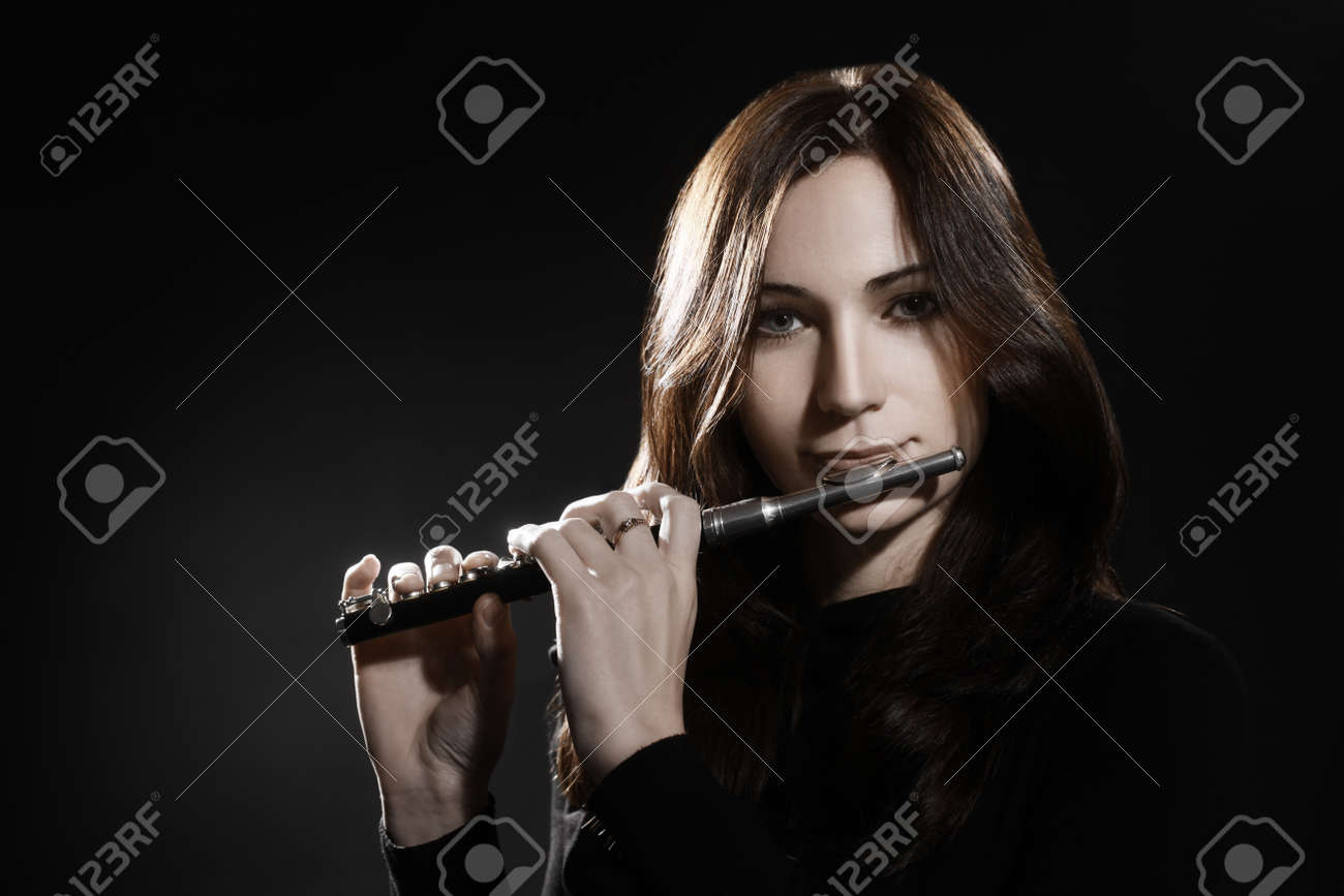 Flauta Piccolo Flautista Tocando Instrumento Musica De Flauta Fotos Retratos Imagenes Y Fotografia De Archivo Libres De Derecho Image 37088185