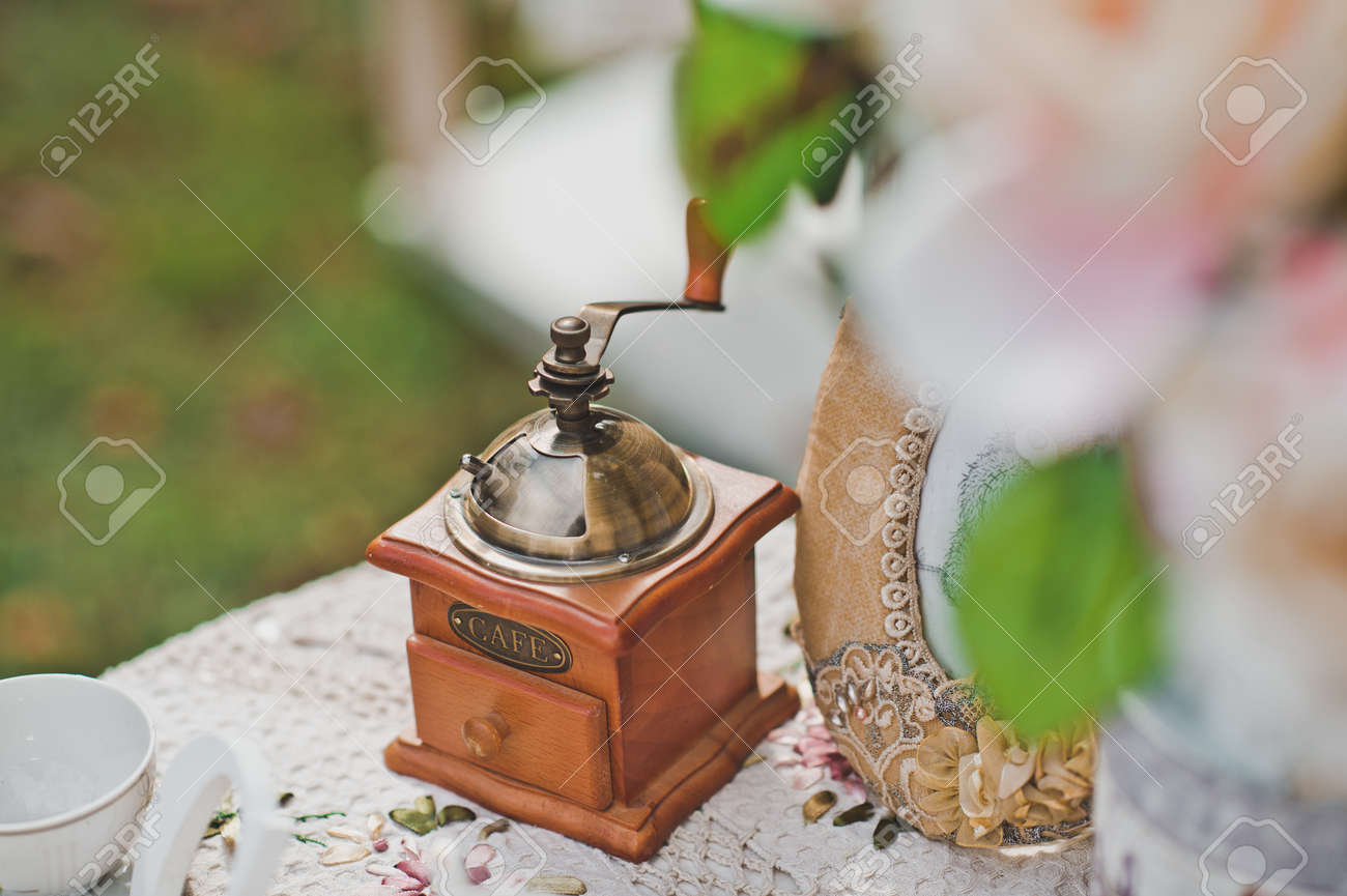 Kleiner Tisch Mit Blumen Und Schone Dinge In Einem Garten Lizenzfreie Fotos Bilder Und Stock Fotografie Image 38260563