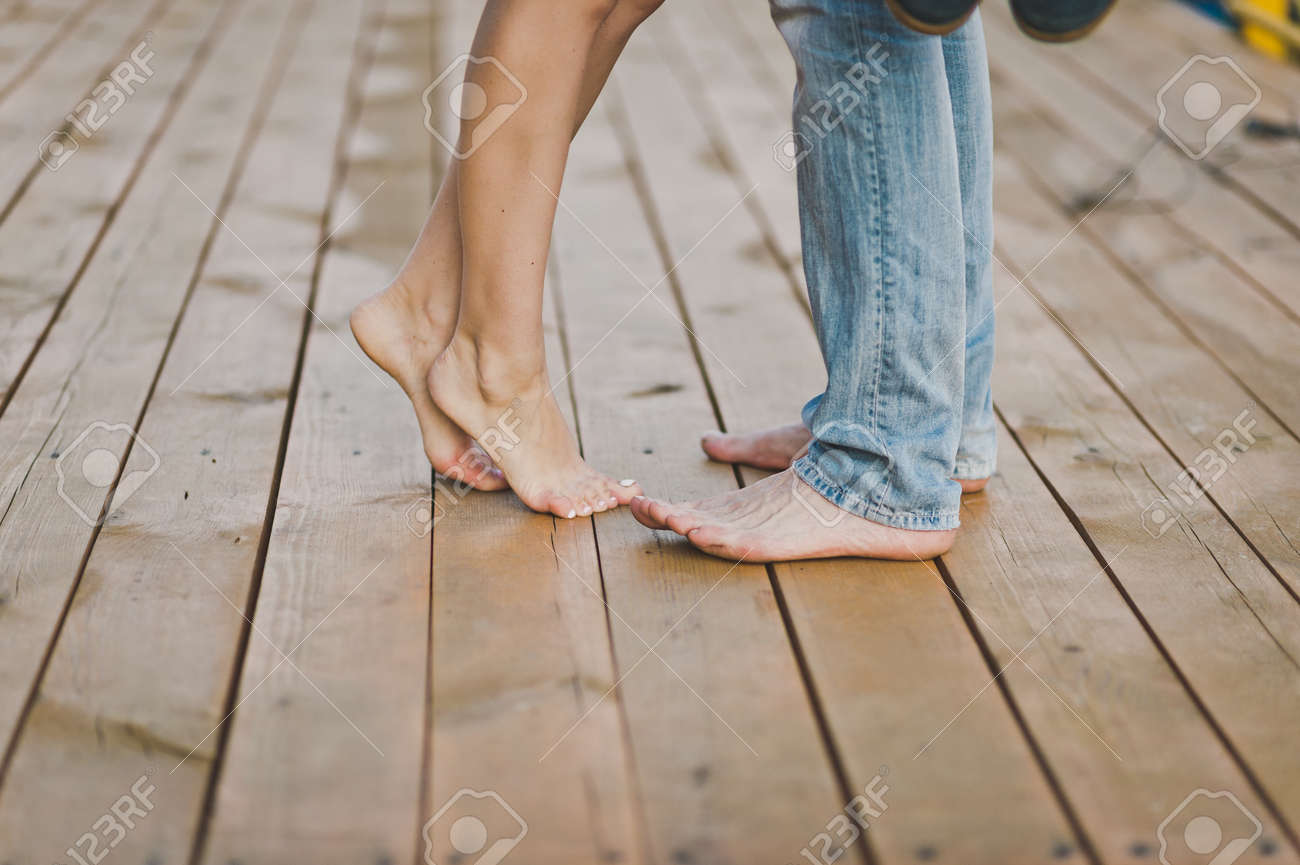 少女はキスを求めてつま先立ちをした の写真素材 画像素材 Image 少女はキスを求めてつま先立ちをした の写真素材 画像素材 Image