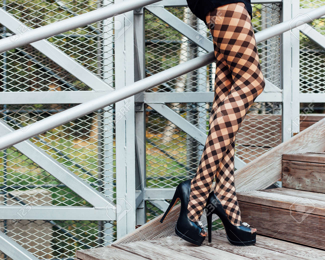 ジーンズ パンスト 足の長いパンストとハイヒールの靴、公園でポーズをとる女の子。屋外。体の一部。の写真素材・画像素材 Image 87208573