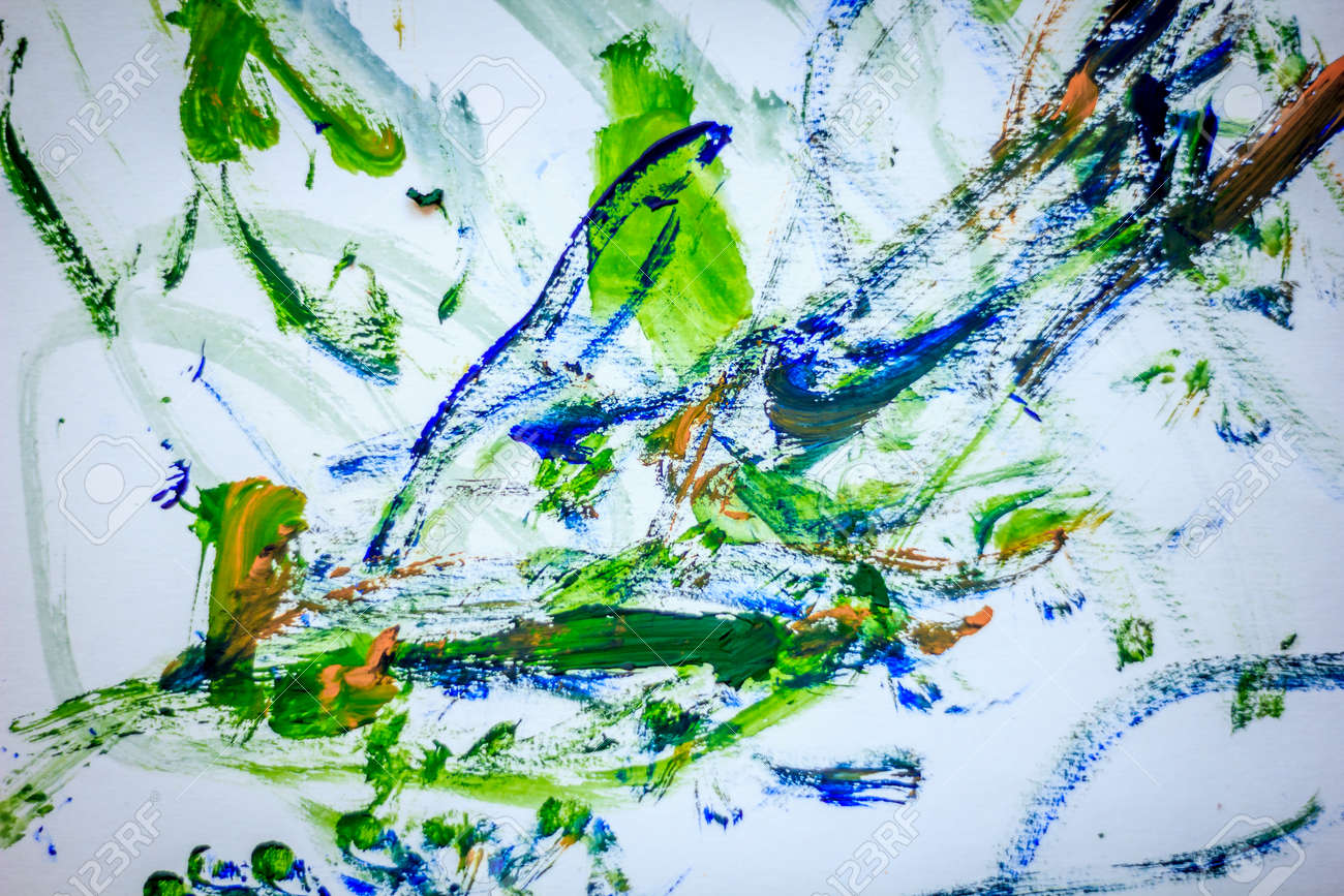 紙の絵に小さな子供を描く。抽象的な子供の絵の写真素材・画像