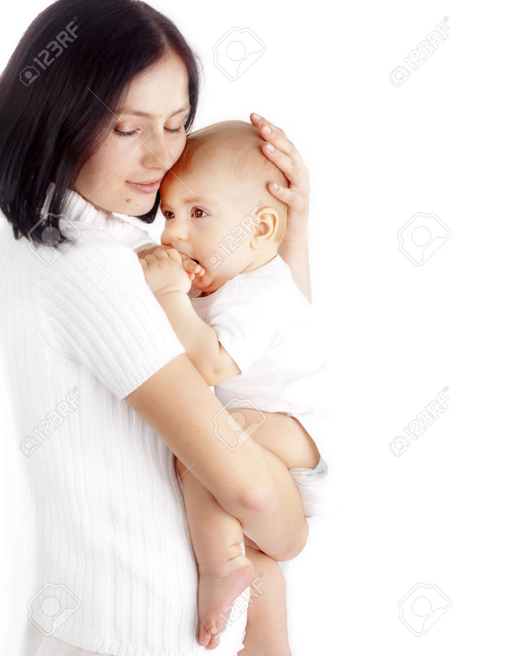 若い母親は彼女の赤ちゃんのスタジオ撮影 の写真素材 画像素材 Image