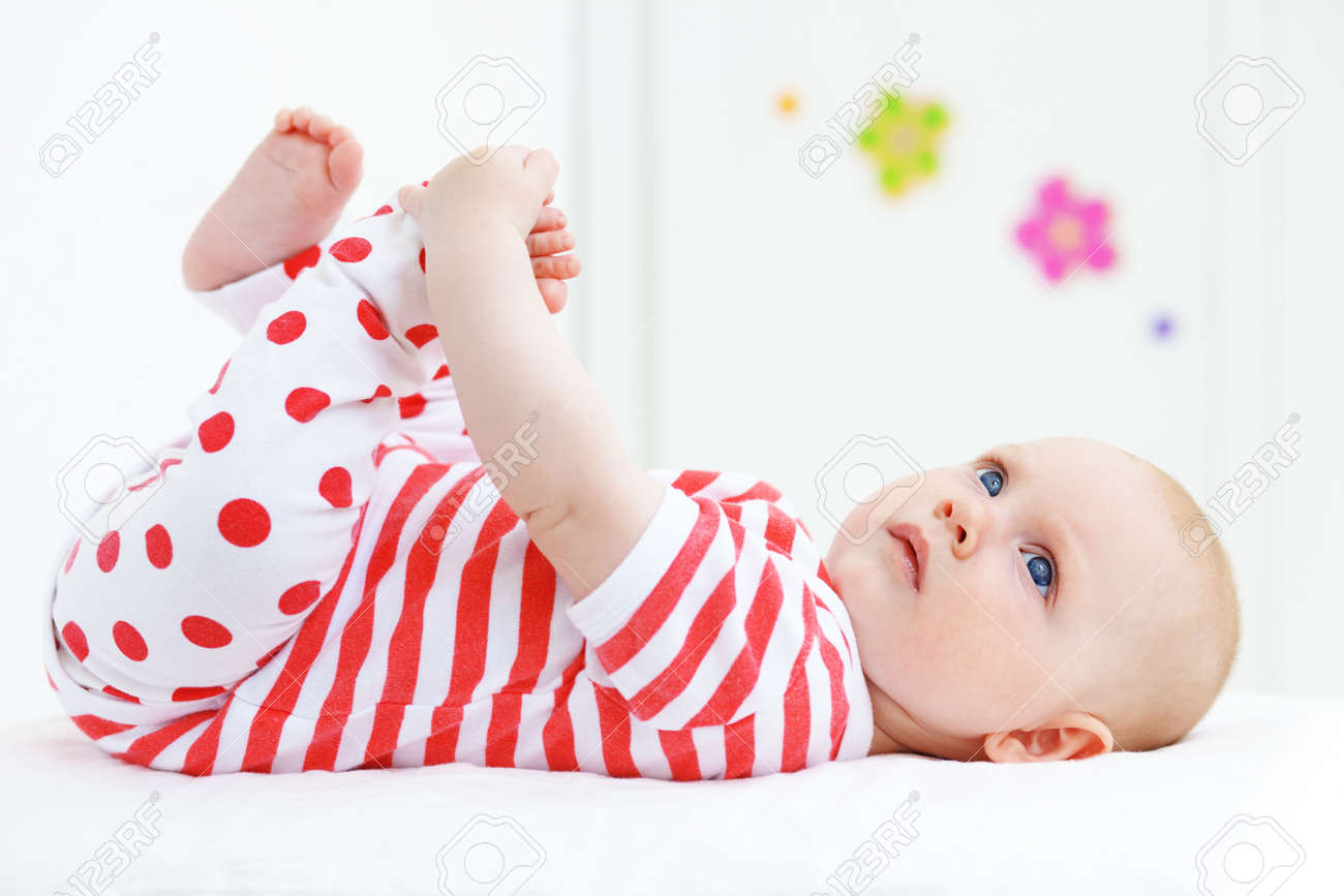 Photo D Un Beau Bebe A La Maison Banque D Images Et Photos Libres De Droits Image