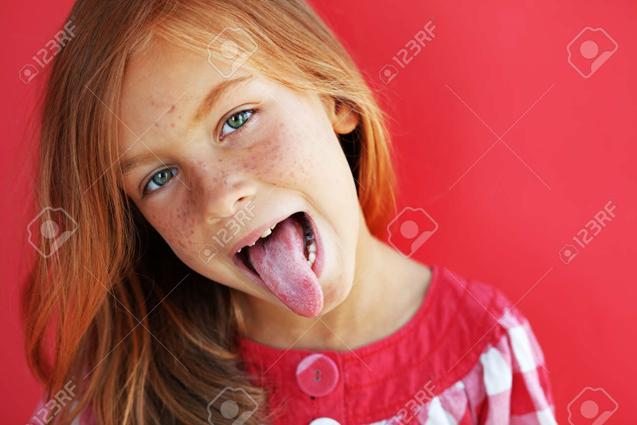 赤い背景の上にかわいい赤毛子供 の写真素材 画像素材 Image 22214499