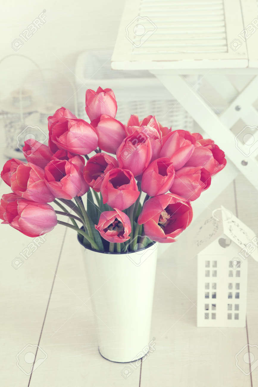 Vintage shabby chic foto di bouquet di tulipani primavera in un ...