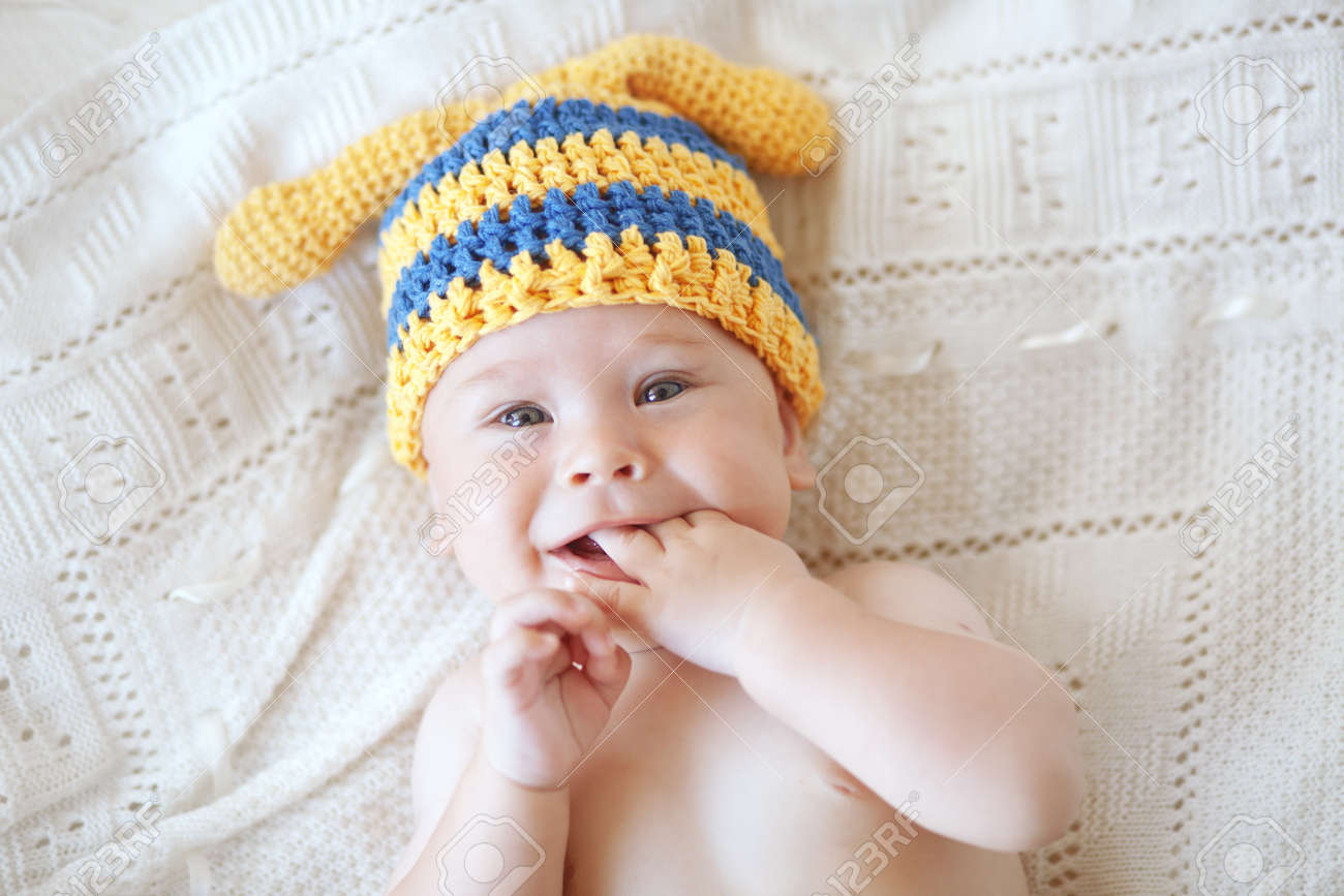 Portrait D Un 4 Mois Bebe Garcon Portant Crochet Tricot Chapeau Mignon Vue De Dessus Le Point Banque D Images Et Photos Libres De Droits Image Portrait D Un 4 Mois Bebe Garcon Portant Crochet Tricot Chapeau Mignon Vue De Dessus Le Point Banque D Images Et Photos Libres De Droits Image