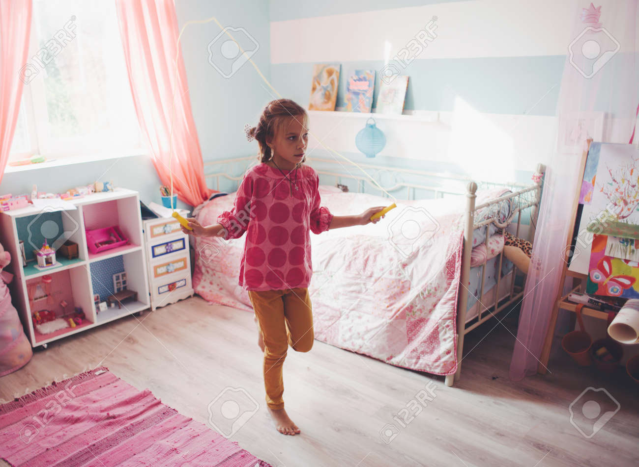 Niña De 8 Años Que Salta En Un Cuarto Hijo En El Hogar La Naturaleza Muerta Foto Fotos Retratos Imágenes Y Fotografía De Archivo Libres De Derecho Image 32487775
