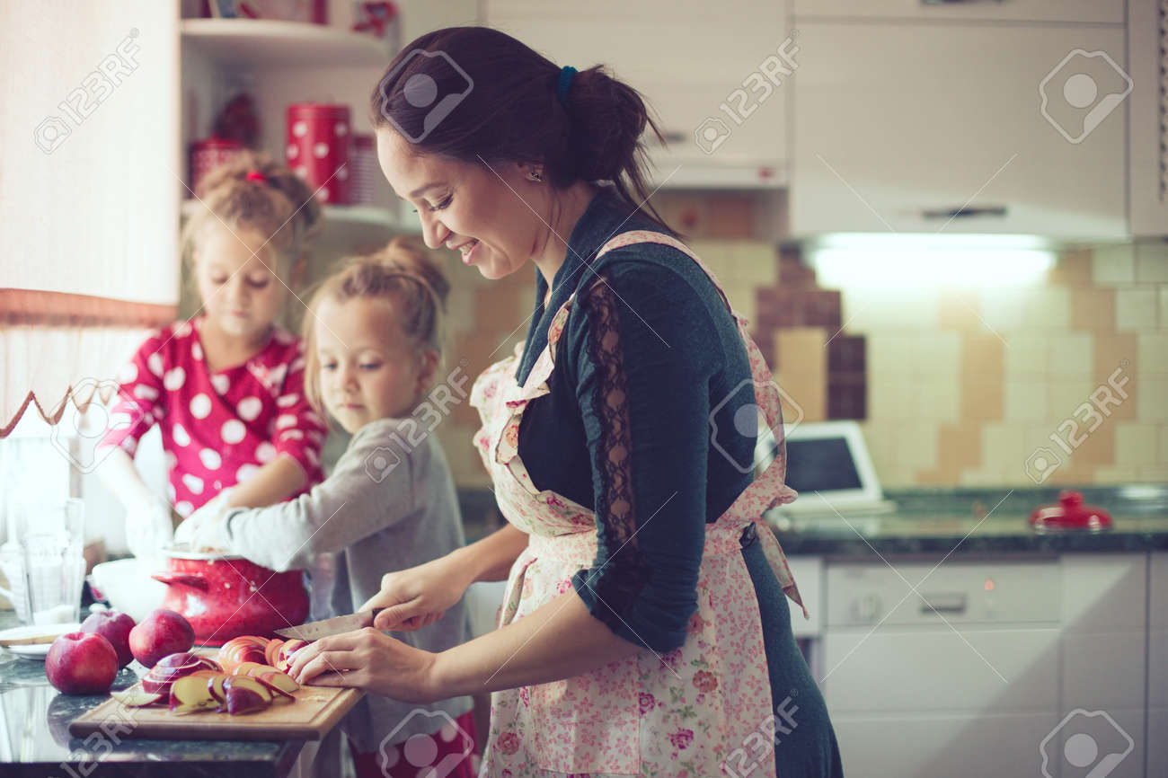 Madre Con I Suoi 5 Anni Di Età I Bambini Che Cucinano La Torta ...