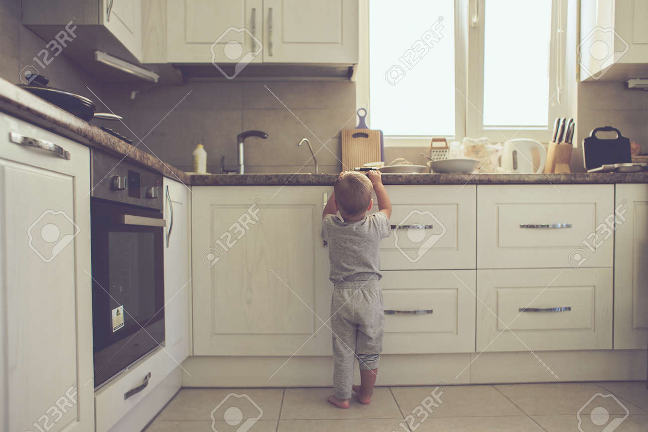 Cuisine Enfant 2 Ans | 2 Ans Enfant Debout Sur Le Plancher Seul Dans La Cuisine Mode De Cuisine Enfant 2 Ans | 2 Ans Enfant Debout Sur Le Plancher Seul Dans La Cuisine Mode De