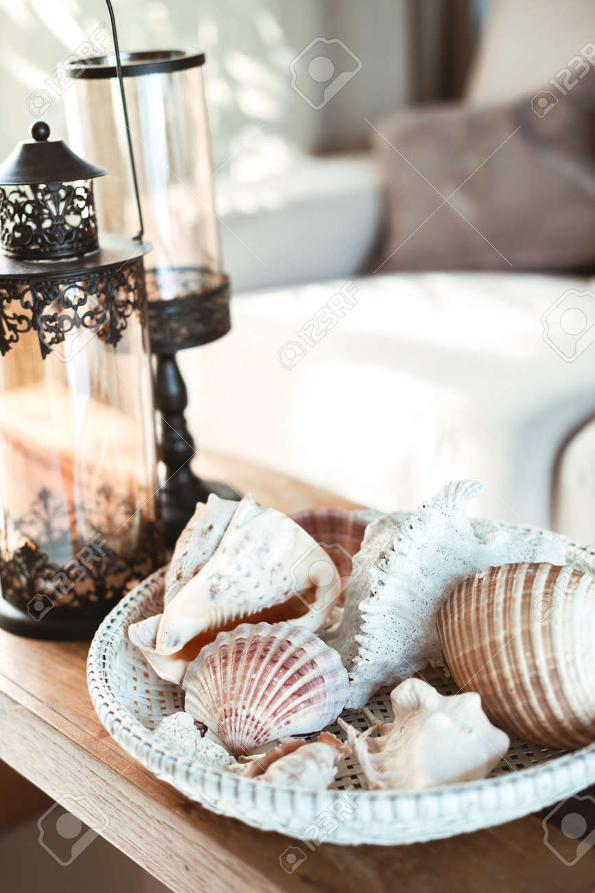 Strand Unter Dekor Muscheln Und Laternen Auf Dem Couchtisch Aus
