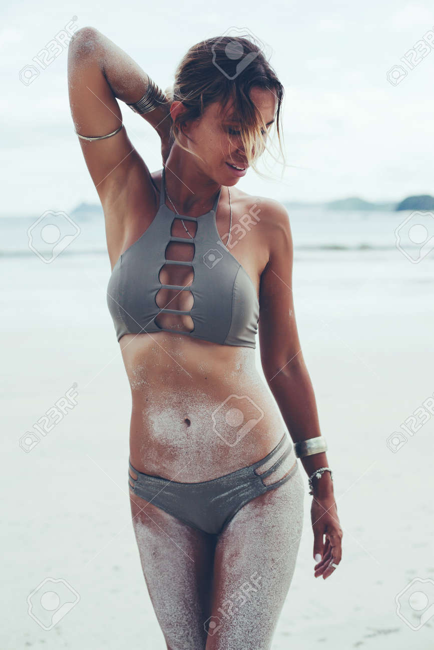 ビーチで美しいボヘミアン スタイルと日焼け少女 の写真素材 画像素材 Image ビーチで美しいボヘミアン スタイルと日焼け少女 の写真素材 画像素材 Image