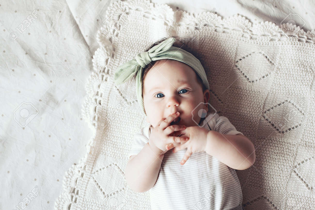 Portrait D Une Petite Fille Bebe De 4 Mois Portant Un Bandeau De Dentelle Et Se Couche Sur Une Couverture De Crochet Banque D Images Et Photos Libres De Droits Image 5876