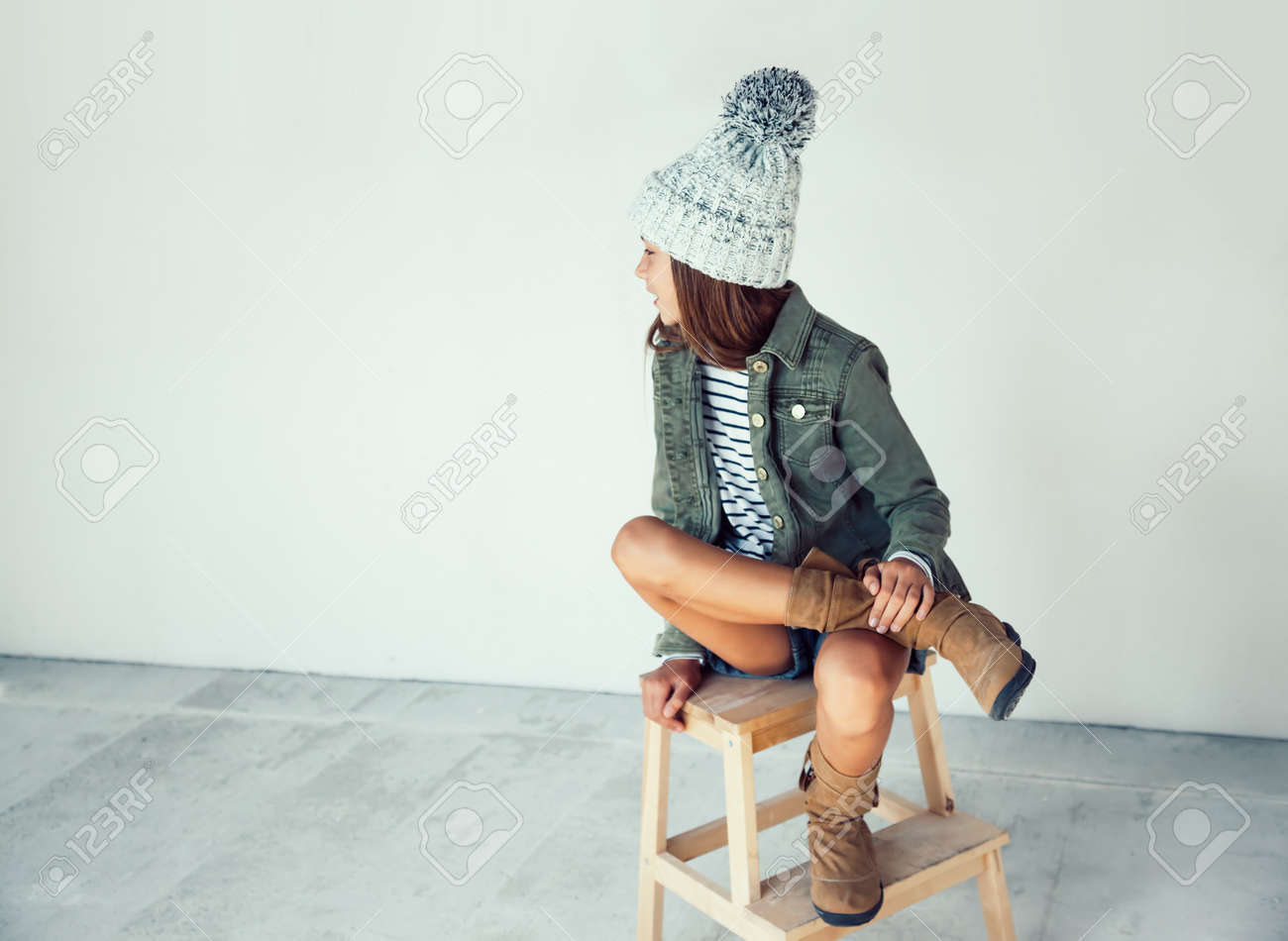 身に着けている 10 歳のファッション前十代の少女秋服やブーツ 流行に敏感なスタイル の写真素材 画像素材 Image 身に着けている 10 歳のファッション前十代の少女秋服やブーツ 流行に敏感なスタイル の写真素材 画像素材 Image