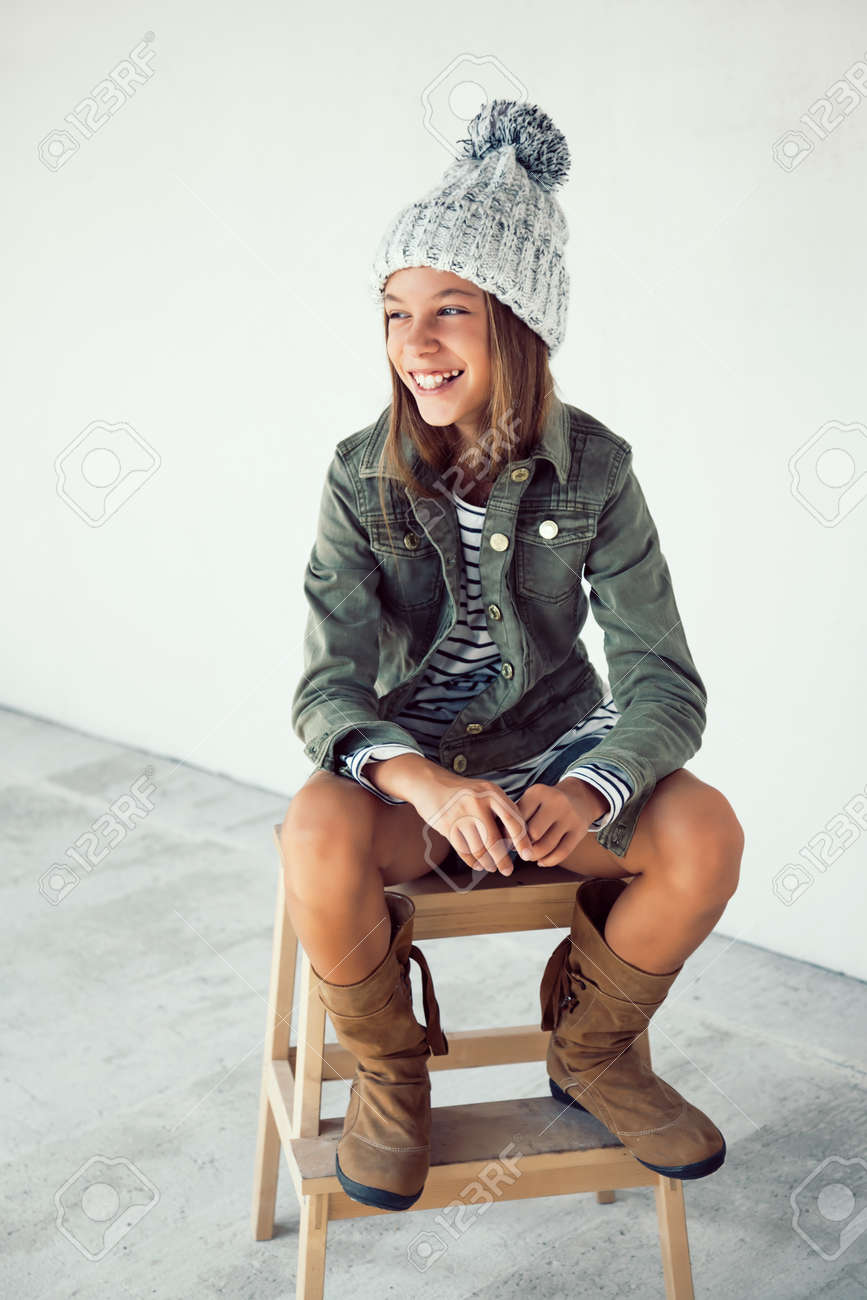 身に着けている 10 歳のファッション前十代の少女秋服やブーツ 流行に敏感なスタイル の写真素材 画像素材 Image