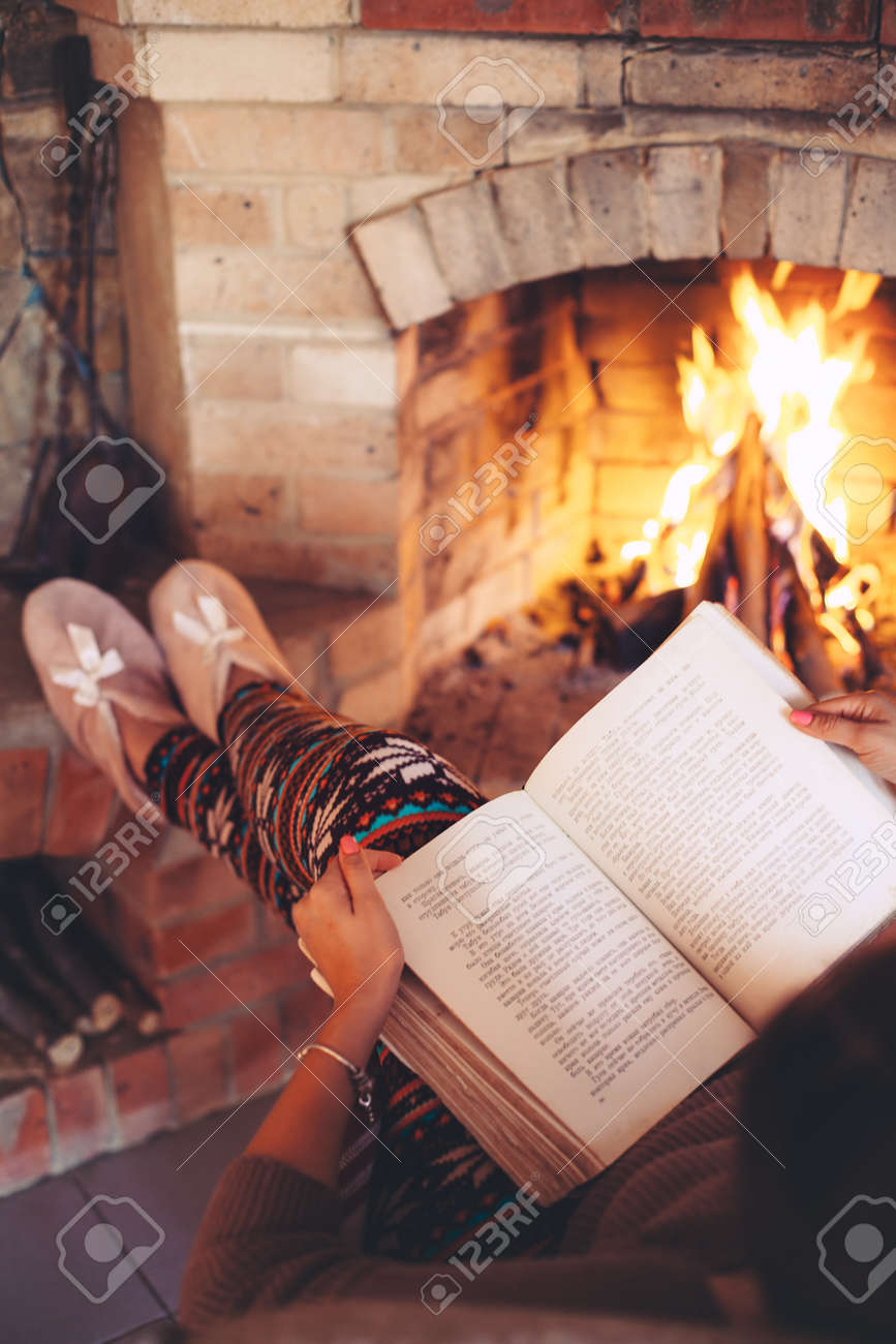 Livre Femme De Lecture Et De Detente Au Coin Du Feu Un Soir Froid Week Ends D Hiver Scene Confortable Banque D Images Et Photos Libres De Droits Image