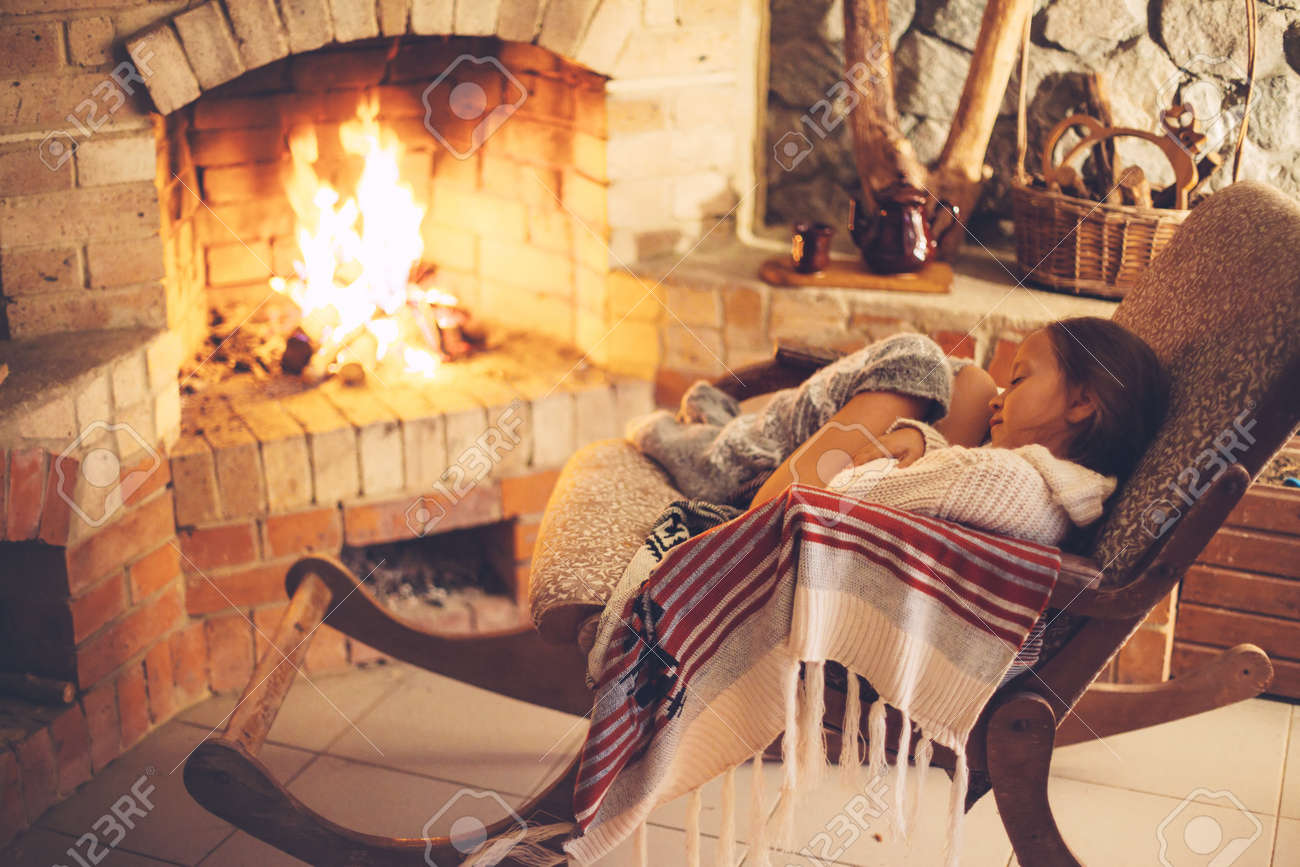 Livre Femme De Lecture Et De Detente Au Coin Du Feu Un Soir Froid Week Ends D Hiver Scene Confortable Banque D Images Et Photos Libres De Droits Image