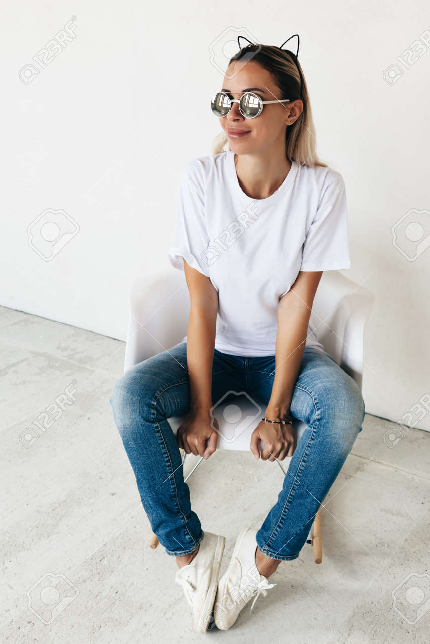 t shirt jeans and sneakers