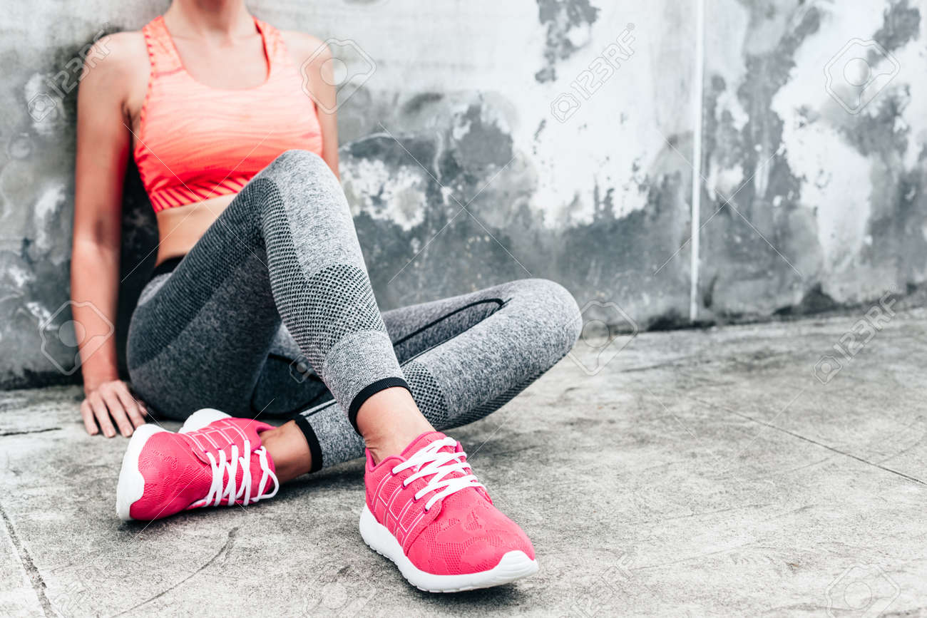 Mujer De Fitness Deporte De Moda En Ropa Deportiva Haciendo Ejercicio Físico Yoga En La Calle De La Sobre El De Hormigón Gris. Al Aire Libre Ropa Calzado Deportivo,