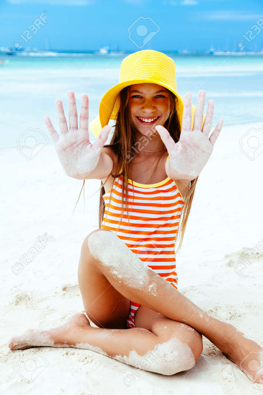 beach дети 10 Лет Ребенок Девочка, Играя На Пляже На Тропическом Острове. Филиппины,  Боракай. Фотография, картинки, изображения и сток-фотография без роялти.  Image 69935241