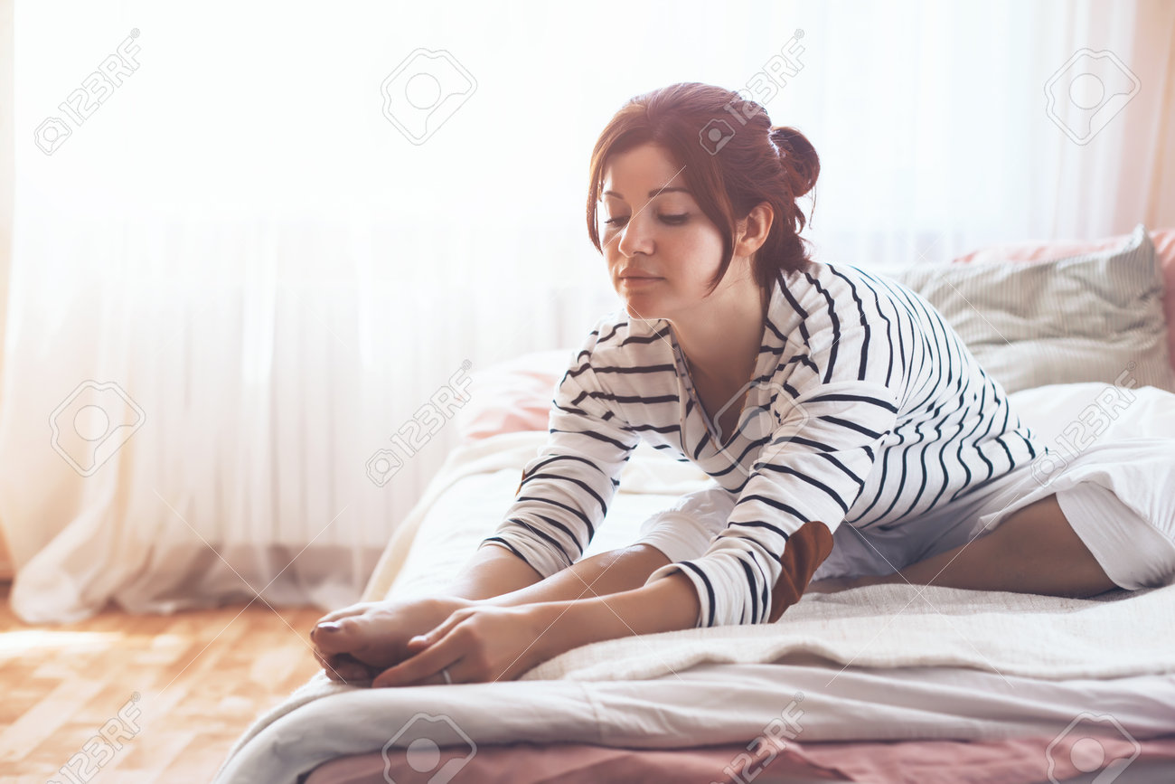 Frau Macht Yoga Ubung Auf Dem Bett Zu Hause Morgen Training Im