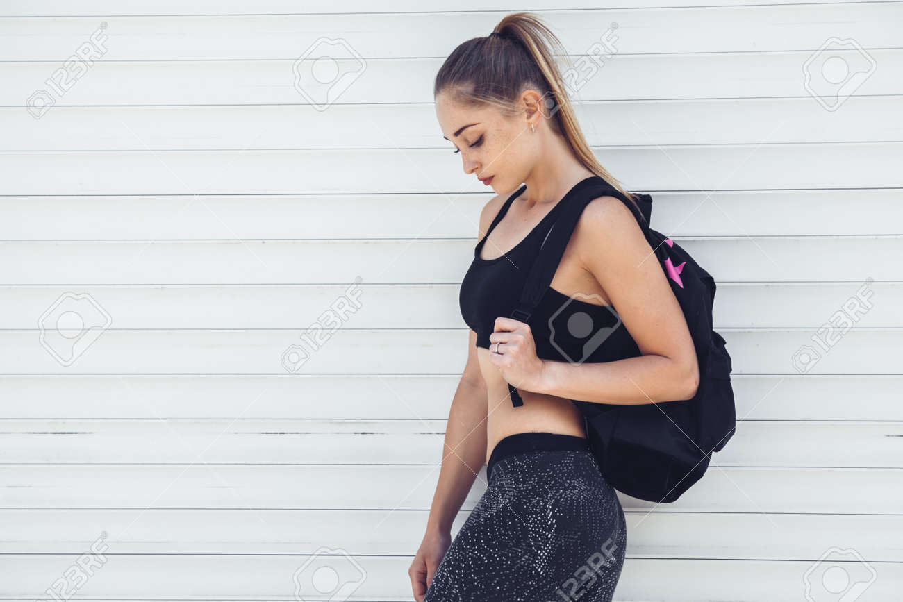 Une Fille Sportive Sportive Portant Des Vetements De Sport De Mode Sur Le Mur De La Rue Les Sports De Plein Air Le Style Urbain Modele D Adolescent En Robe Posee A L Exterieur Une Fille Sportive Sportive Portant Des Vetements De Sport De Mode Sur Le Mur De La Rue Les Sports De Plein Air Le Style Urbain Modele D Adolescent En Robe Posee A L Exterieur