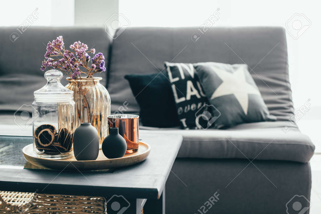 Décoration Intérieure De Maison Dans Les Tons Gris Et Marron Pot En Verre Avec Fleurs Séchées Vase Et Bougie Sur Le Plateau En Bois De La Table