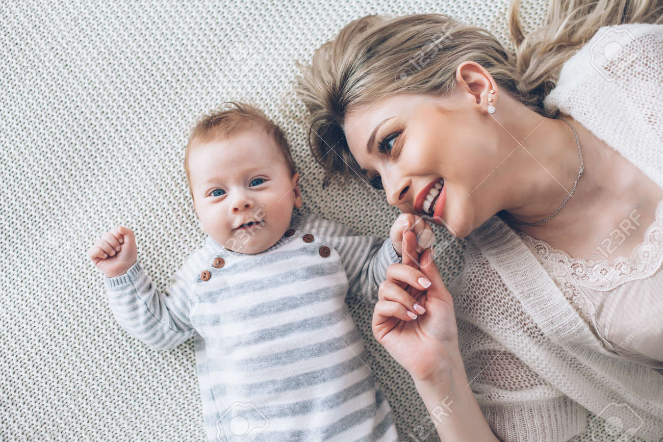 Portrait D Une Maman Avec Son Bebe De 2 Mois Point De Vue Superieur Banque D Images Et Photos Libres De Droits Image 9795 Portrait D Une Maman Avec Son Bebe De 2 Mois Point De Vue Superieur Banque D Images Et Photos Libres De Droits Image 9795