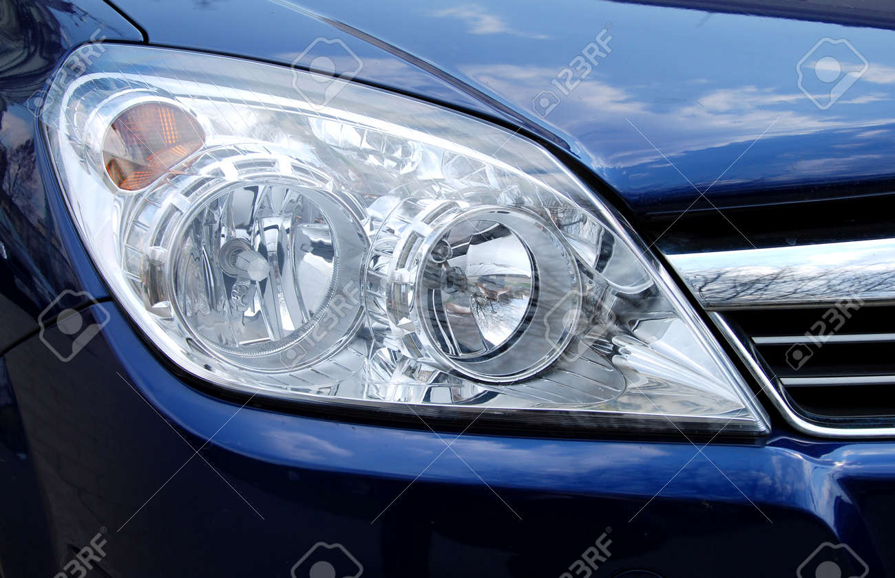 新しい車のクロム ヘッド ランプ の写真素材 画像素材 Image