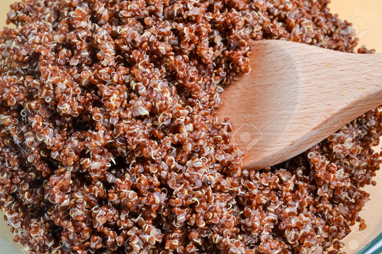 Gros Plan De La Cuillere A Coke En Quinoa Rouge Cuit Dans Un Bol