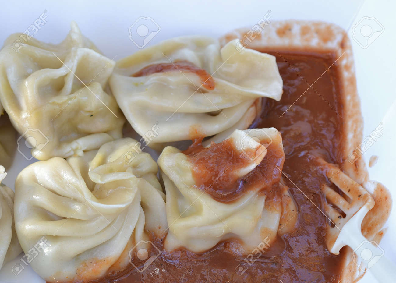 モモ 伝統的なインドの餃子 蒸しでクローズ アップをトマト ソースと Momos を調理 農民市場で持ち帰り用ボックスでお召し上がりいただけます の写真素材 画像素材 Image 68428528