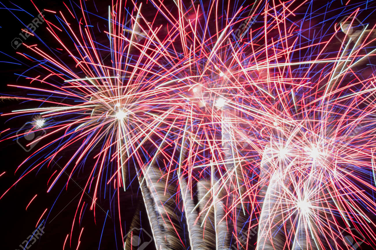 Estourando Fogos De Artificio Contra O Fundo Preto Celebrando Um Evento Importante Como Vespera De Ano Novo Ou Dia Da Independencia Dos Eua Fotos Retratos Imagenes Y Fotografia De Archivo Libres De