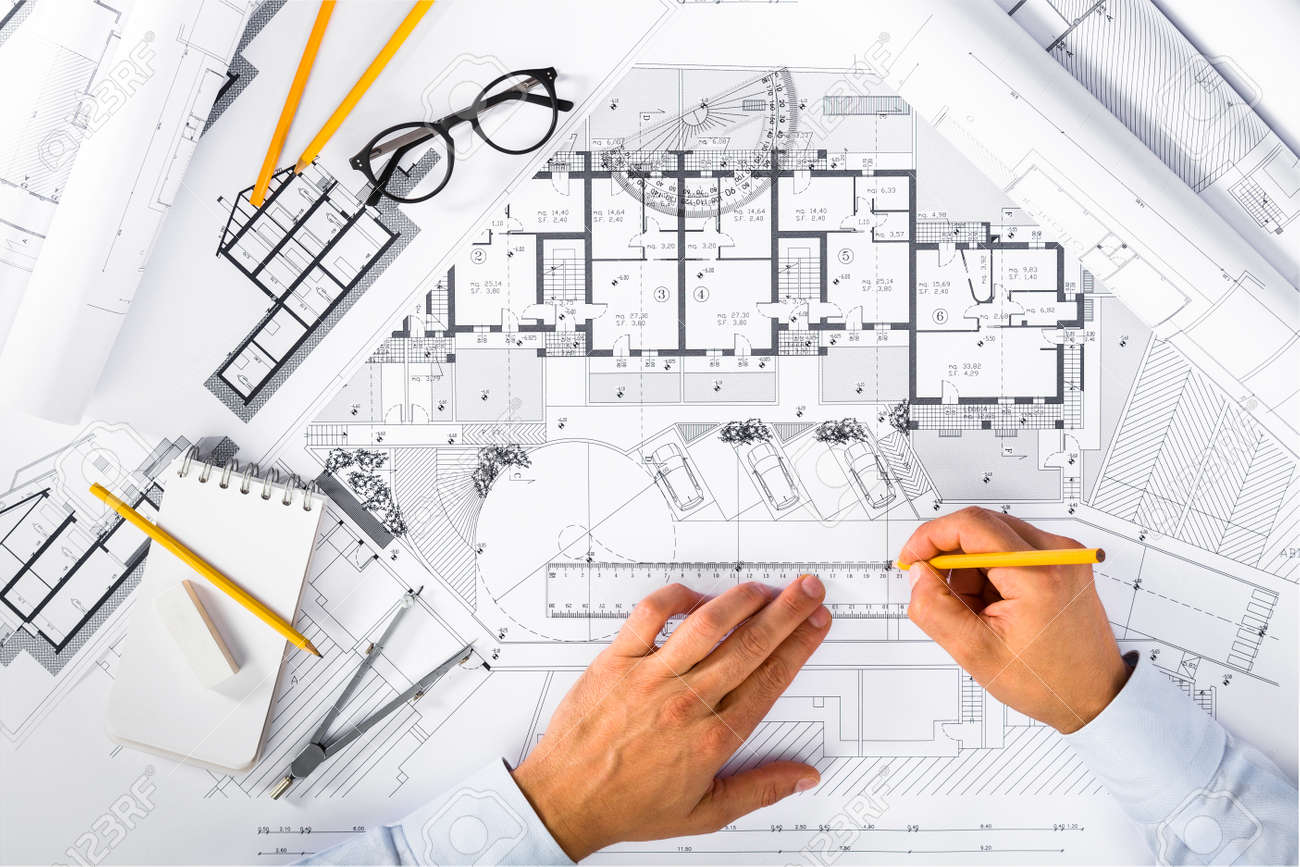 Vista Superior De Los Planos De Construcción Y Male Hands Dibujando Sobre Planos; Concepto De Vivienda Arquitectónica E Ingeniería. Fotos, Retratos, Imágenes Y Fotografía De Archivo Libres De Derecho. Image 69968344.
