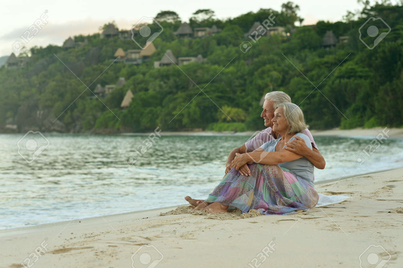 Schone Gluckliche Altere Paare Die Auf Strand Im Tropischen Resort Sitzen Lizenzfreie Fotos Bilder Und Stock Fotografie Image 51772008