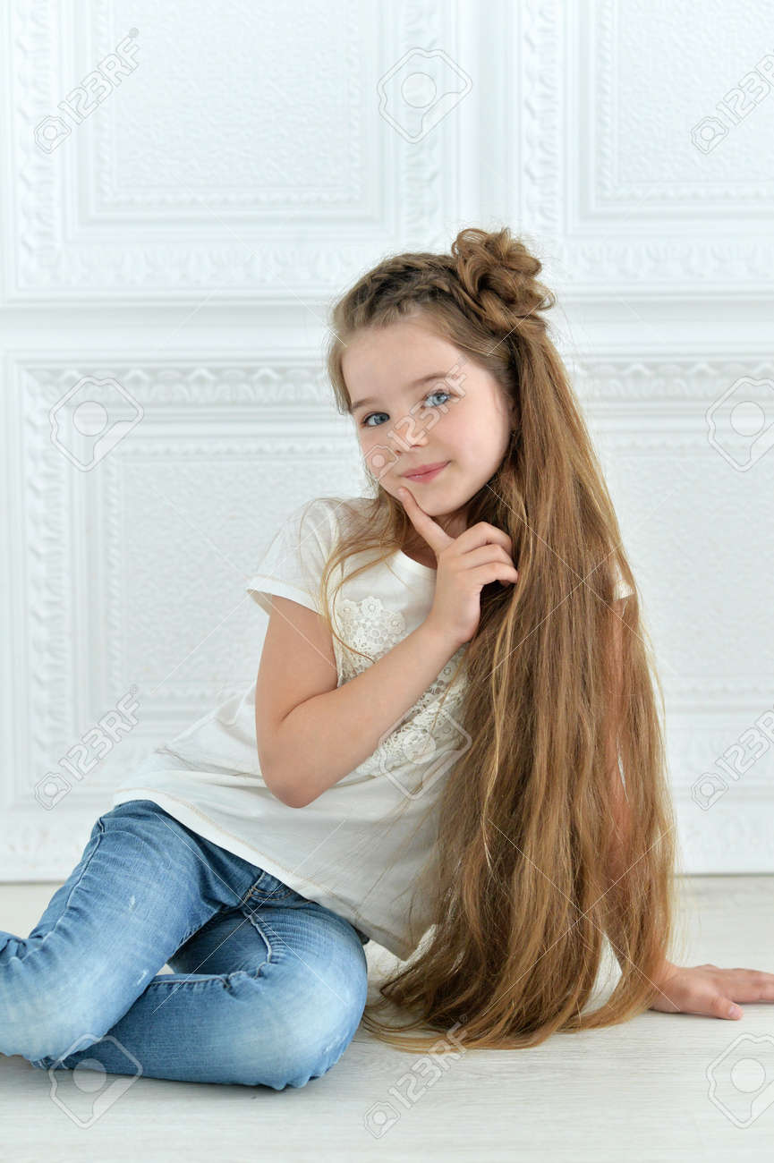 美しいドレスでポーズをとるかわいい女の子の肖像画 の写真素材 画像素材 Image