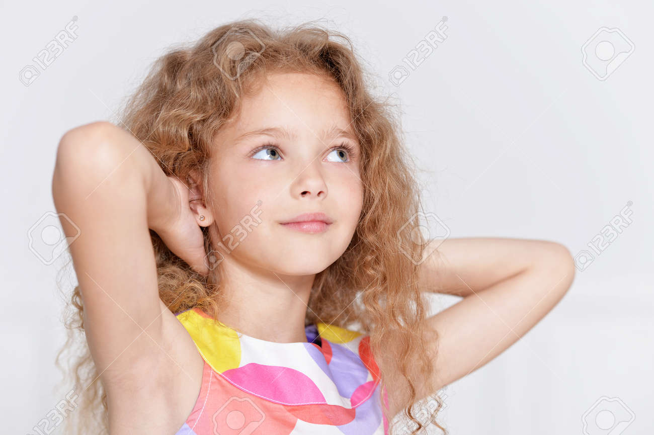 美しいドレスでポーズをとるかわいい女の子の肖像画 の写真素材 画像素材 Image