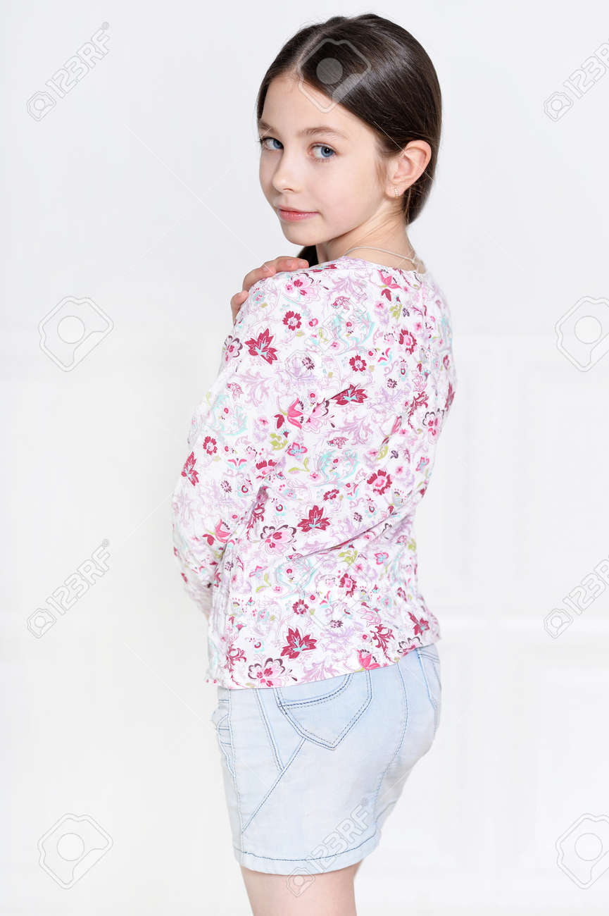 スタジオでポーズをとるかわいい女の子の肖像画 の写真素材 画像素材 Image