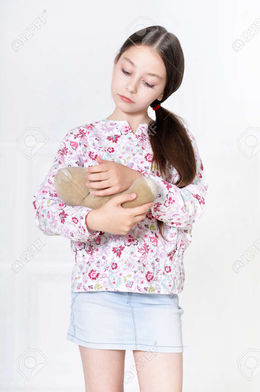 スタジオでテディベア ビーズでポーズかわいい女の子の肖像画 の写真素材 画像素材 Image